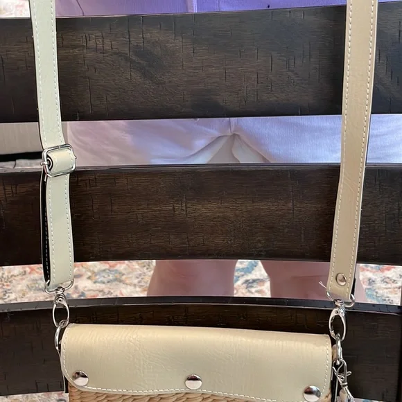 Elegant Cream and Tan Crossbody Bag - Picture 3 of 3
